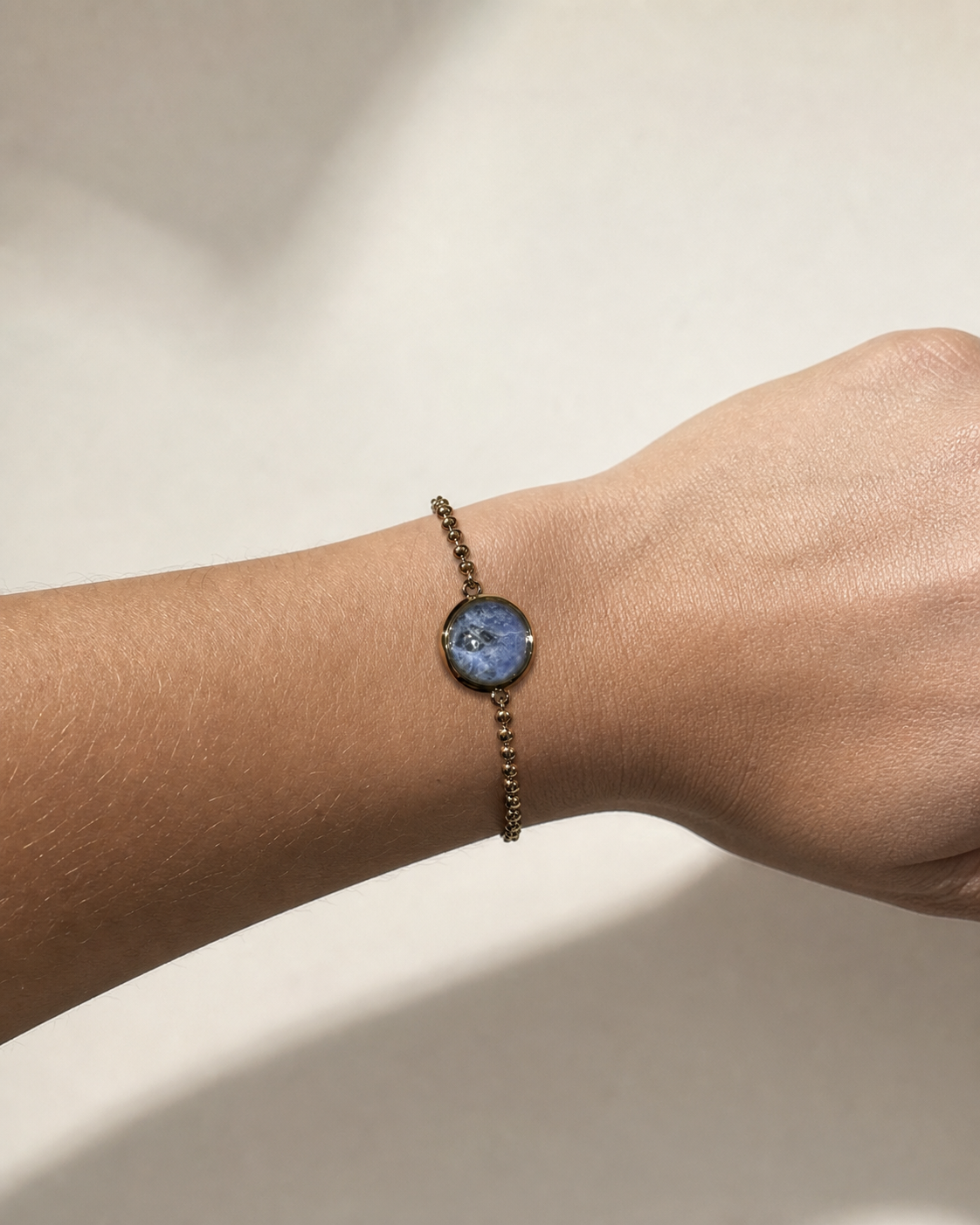 Pedras do Brasil natural stone bracelet with gold-tone PVD finish