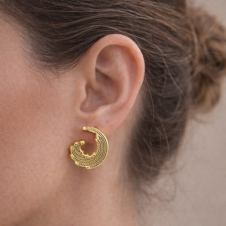 Stud earrings with buriti tree leaves details