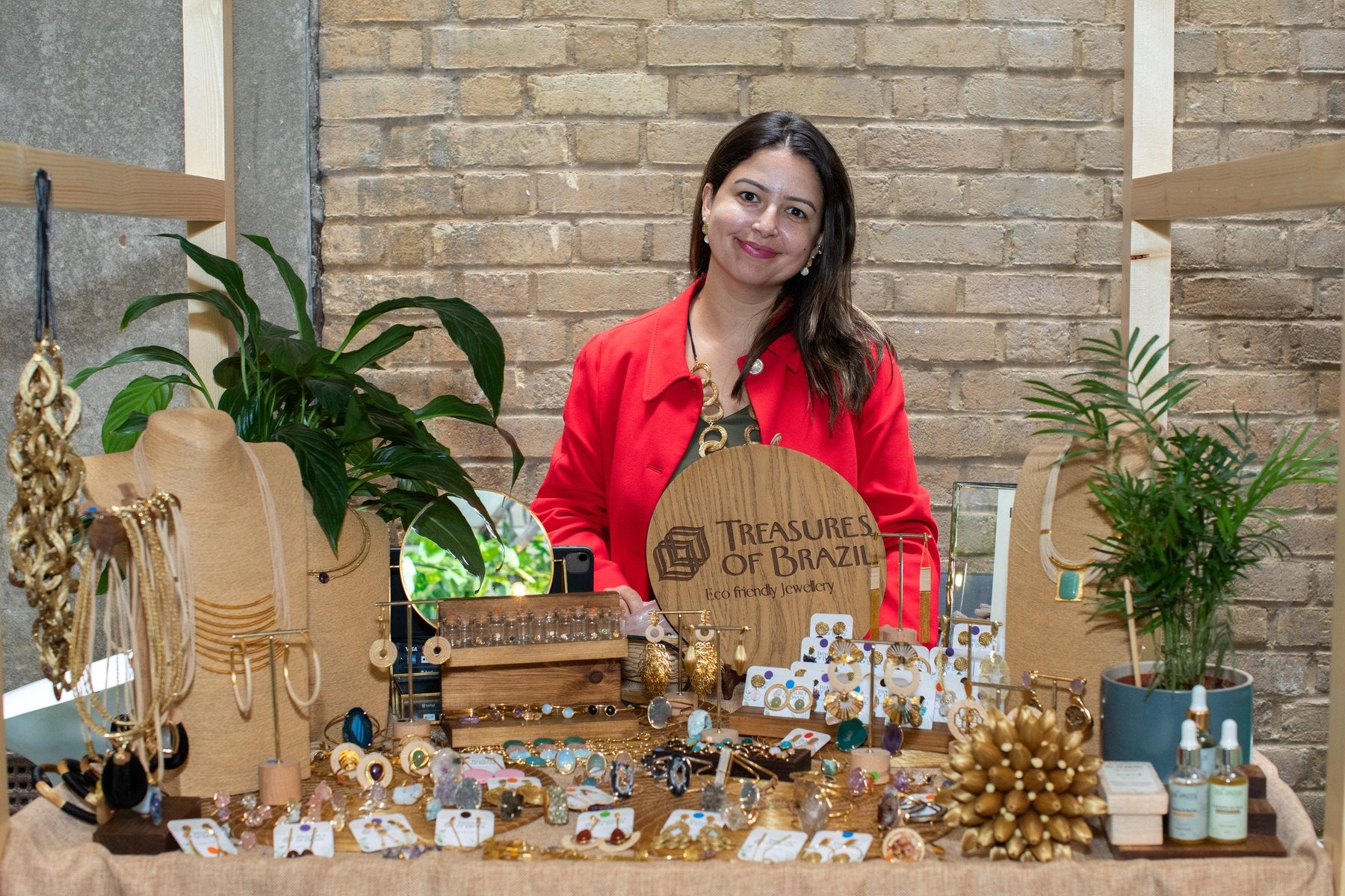 Daiane behind a Treasures of Brazil jewellery display while meeting customers in 2022